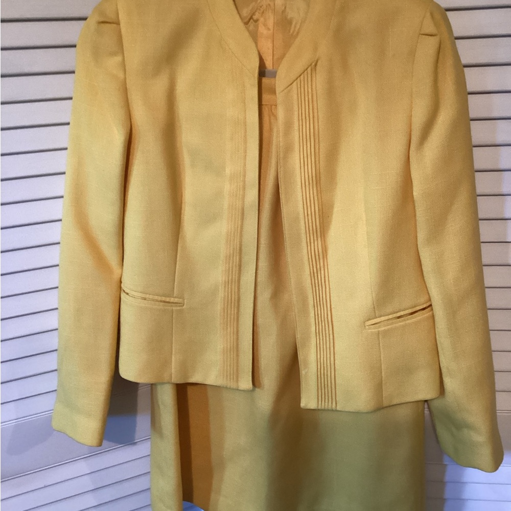 Two piece ladies yellow skirt suit, size 5/6, NWOT
